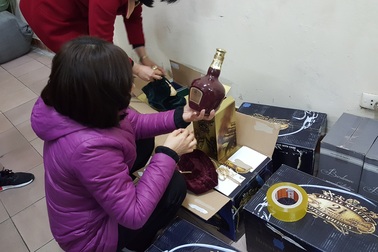 Hà Nội: Cặp vợ chồng “biến” rượu Lào thành rượu Tây hàng hiệu