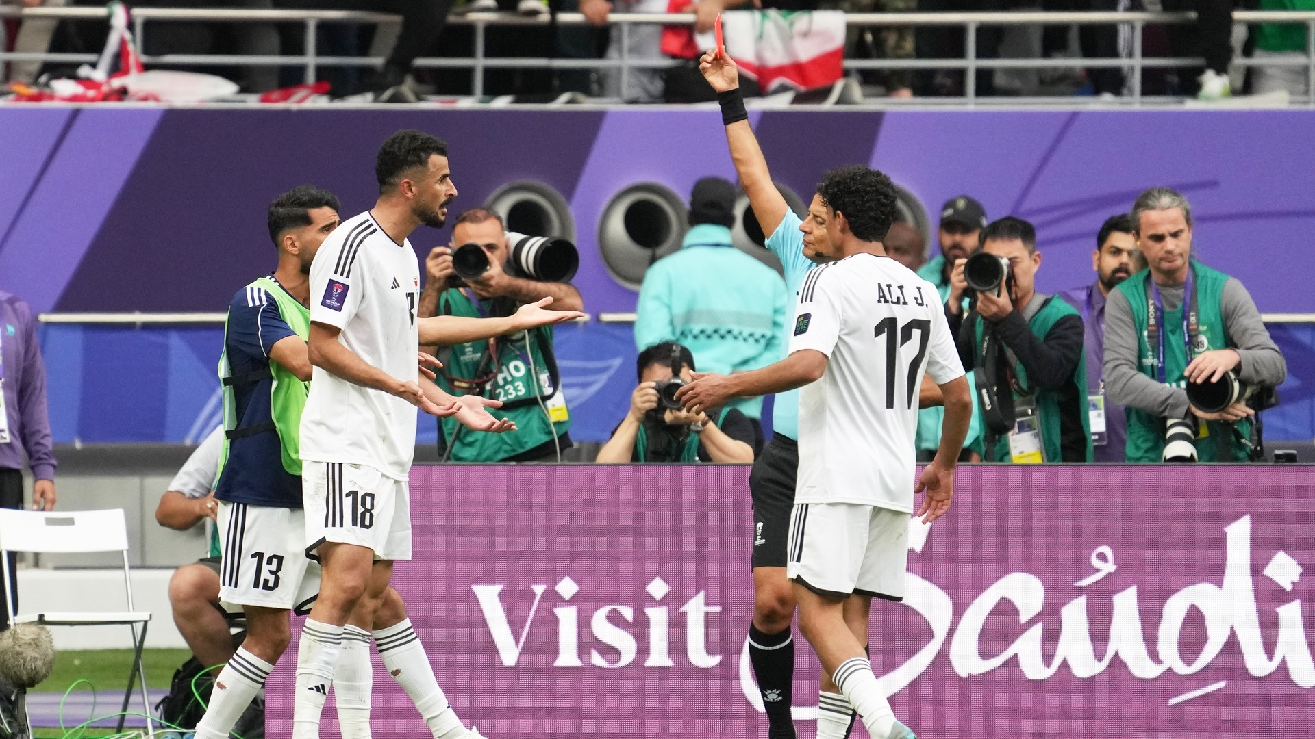 Арбітра розкритикували за вилучення іракського нападника Аймена Хусейна - 2 Trọng tài bị chỉ trích vì đuổi khỏi sân tiền đạo Aymen Hussein của Iraq - 2