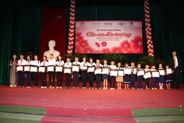 Trao tặng 335 suất học bổng đến học sinh nghèo hiếu học Đồng Nai