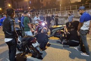Hơn 40 "quái xế" độ tuổi học sinh náo loạn đường phố Hà Nội