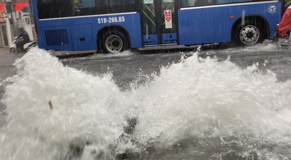 TPHCM: Mưa như trút, nước cuốn trôi xe đạp học sinh giờ tan trường - 7