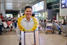 Nhà vô địch cờ tướng thế giới Lại Lý Huynh về nước sau chiến thắng vang dội