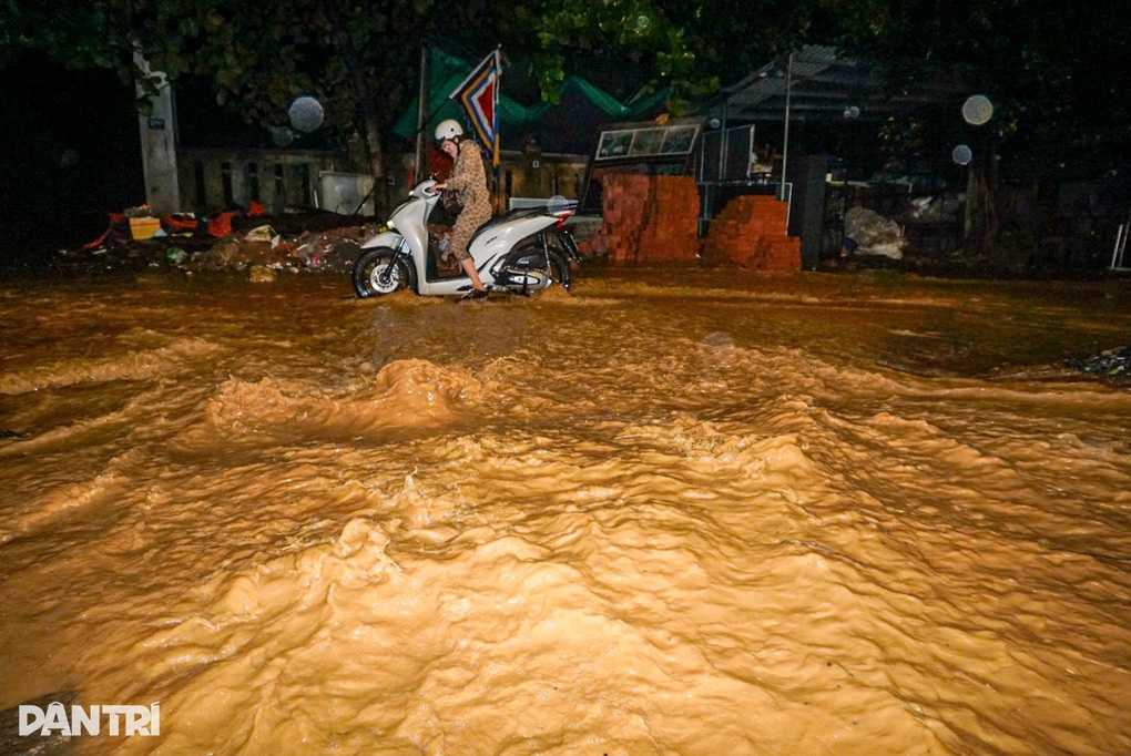 Lũ chảy cuồn cuộn trên đường phố Đà Nẵng do mưa lớn từ bão Kalmaegi - 1 Lũ chảy cuồn cuộn trên đường phố Đà Nẵng do mưa lớn từ bão Kalmaegi - 1