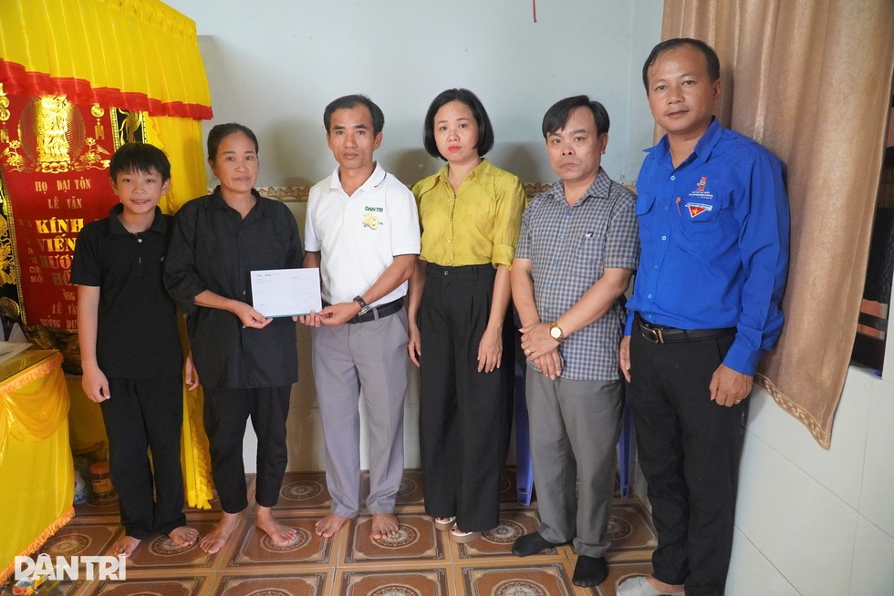 Bạn đọc Dân trí giúp đồng bào miền Trung sớm ổn định cuộc sống sau bão - 3 Bạn đọc Dân trí giúp đồng bào miền Trung sớm ổn định cuộc sống sau bão - 3