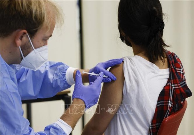 Nhân viên y tế tiêm vaccine phòng COVID-19 cho người dân tại Munich, Đức. Ảnh: AFP/TTXVN