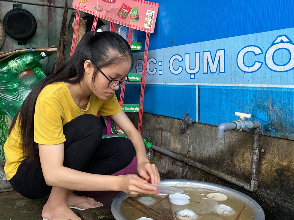 Giấc mơ đại học có nguy cơ dang dở của nữ sinh nghèo rửa bát thuê - 1 Giấc mơ đại học có nguy cơ dang dở của nữ sinh nghèo rửa bát thuê - 1