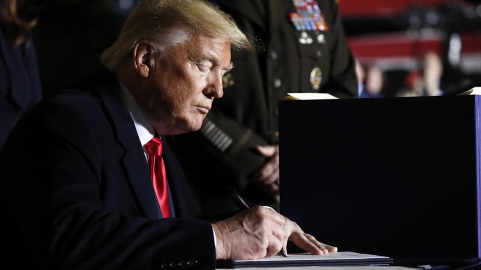 Ông Trump ký thông qua luật quốc phòng, ủng hộ Đài Loan, làm khó Huawei - 1 Ông Trump ký thông qua luật quốc phòng, ủng hộ Đài Loan, làm khó Huawei - 1