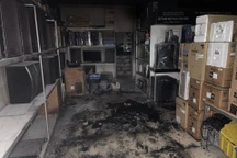 Cảnh sát phá cửa cuốn, cứu người đàn ông bất tỉnh trong đám cháy ở Phú Thọ