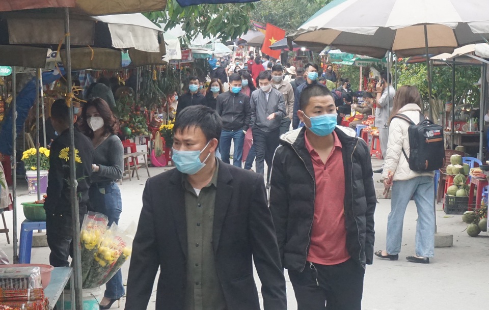 Du khách mang khẩu trang tấp nập đi cầu công danh sự nghiệp đầu năm - 2 Du khách mang khẩu trang tấp nập đi cầu công danh sự nghiệp đầu năm - 2