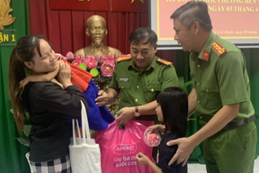 Giải cứu 2 bé gái bị bắt cóc ở phố đi bộ Nguyễn Huệ