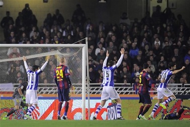 Alba đá phản lưới nhà, Barcelona gục ngã tại Anoeta