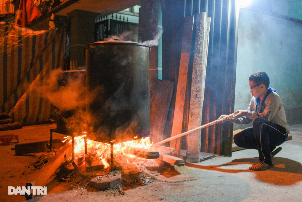 Người Hà Nội bắc bếp củi, quây quần luộc bánh chưng xuyên đêm trên vỉa hè - 8 Người Hà Nội bắc bếp củi, quây quần luộc bánh chưng xuyên đêm trên vỉa hè - 8