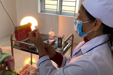 Bé gái tử vong sau tiêm vắc xin được phát hiện khi người đã lạnh, chảy máu mũi