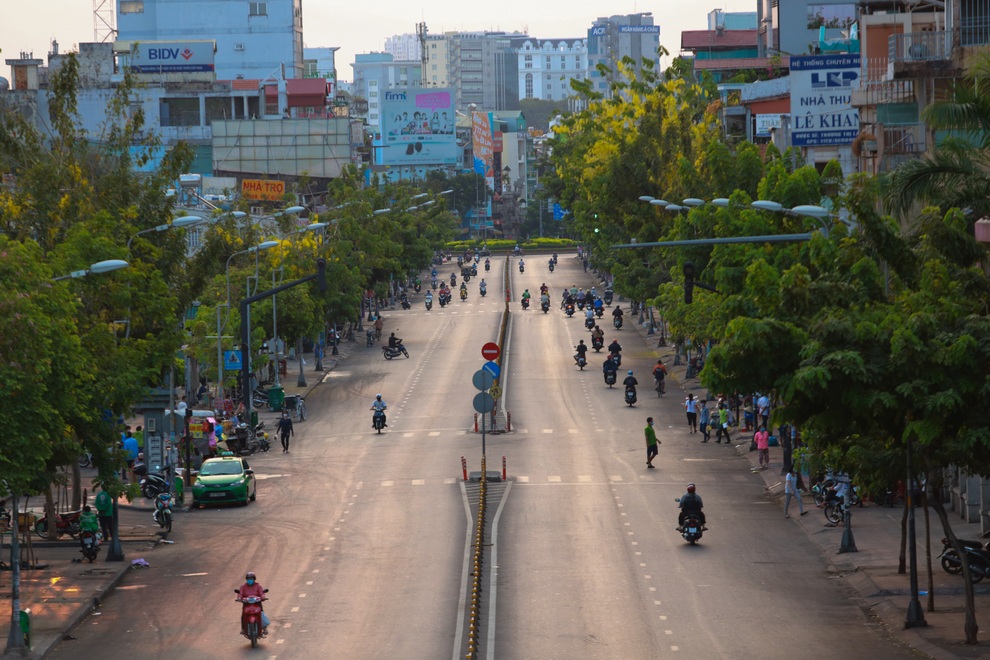 TPHCM: Hàng quán không bán mang về, vé số ngừng hoạt động 15 ngày - 1 TPHCM: Hàng quán không bán mang về, vé số ngừng hoạt động 15 ngày - 1