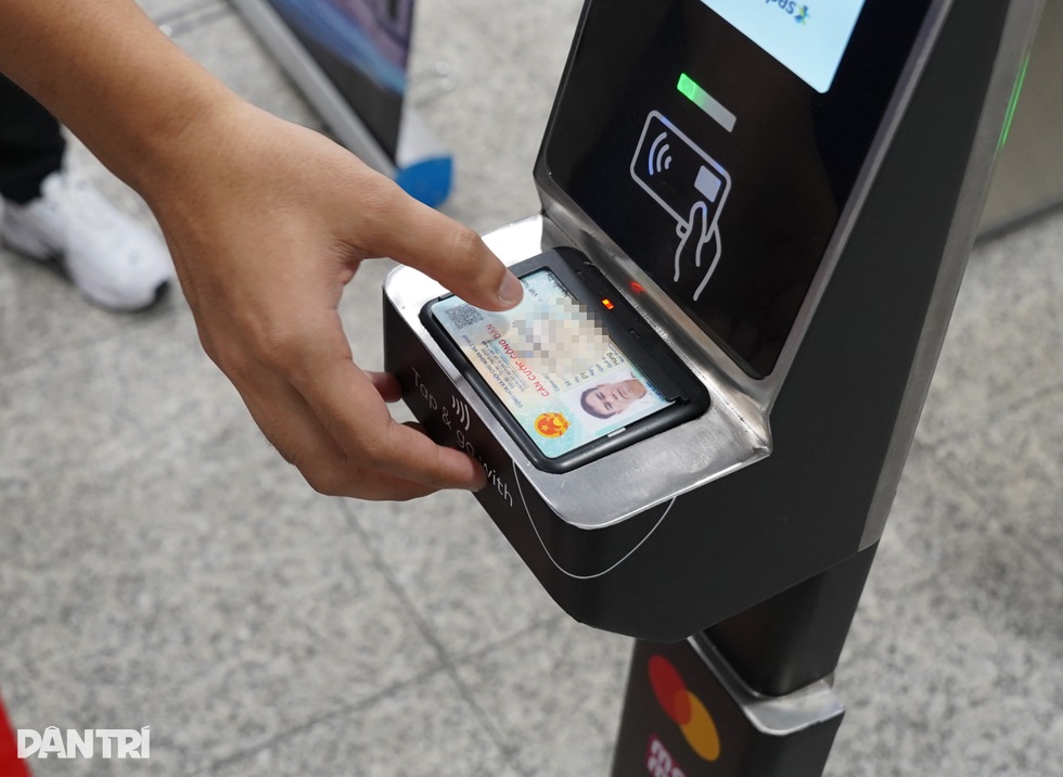 Thoát cảnh xếp hàng mua vé tàu Metro số 1 TPHCM nhờ thanh toán 1 chạm - 3 Thoát cảnh xếp hàng mua vé tàu Metro số 1 TPHCM nhờ thanh toán 1 chạm - 3