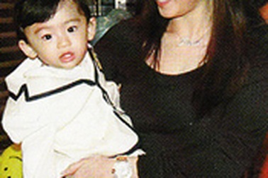 Bé Lucas đón sinh nhật đầu tiên cùng mẹ