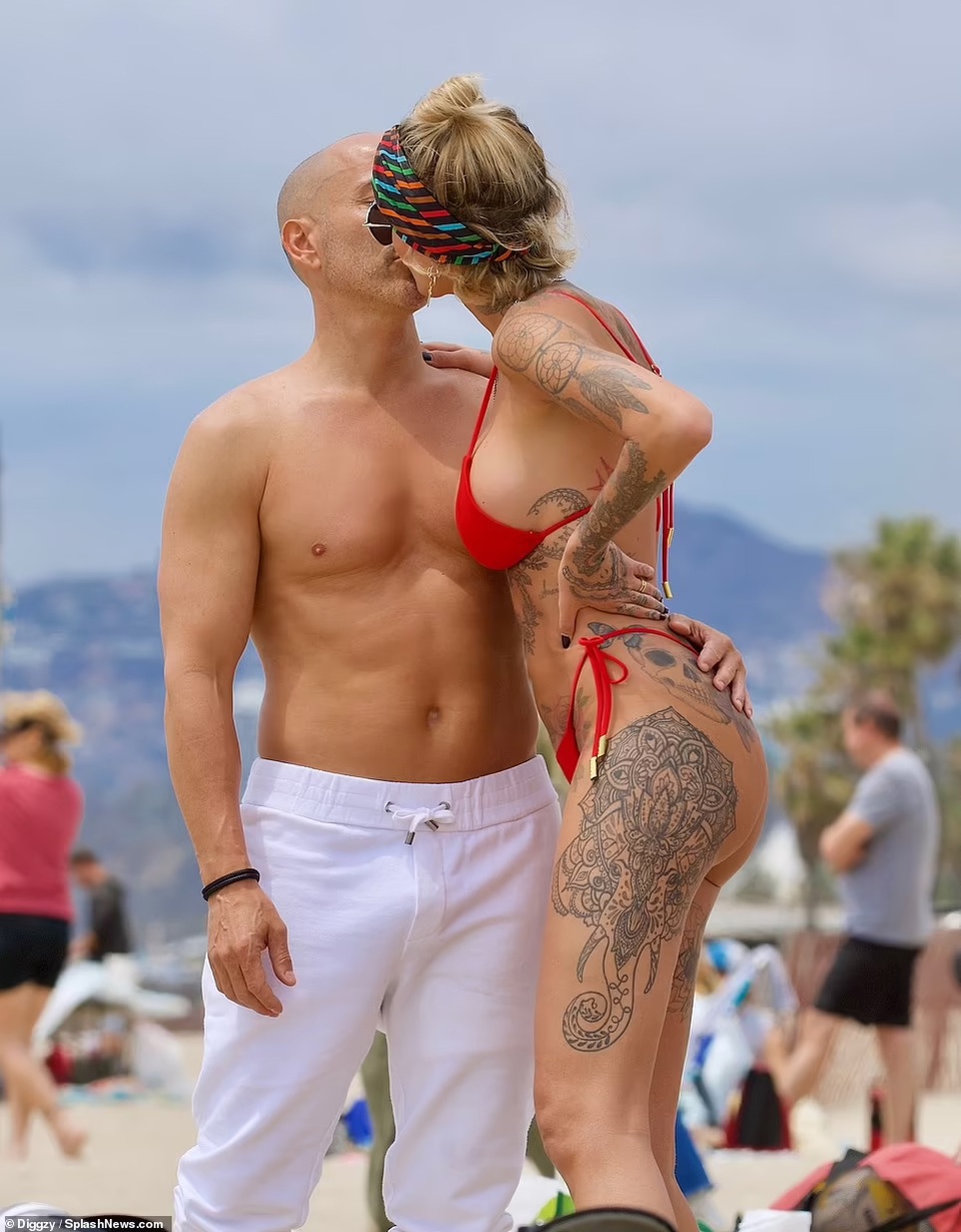 Người mẫu Tina Louise diện áo tắm bốc lửa khoe loạt hình xăm khủng - 2 Người mẫu Tina Louise diện áo tắm bốc lửa khoe loạt hình xăm khủng - 2