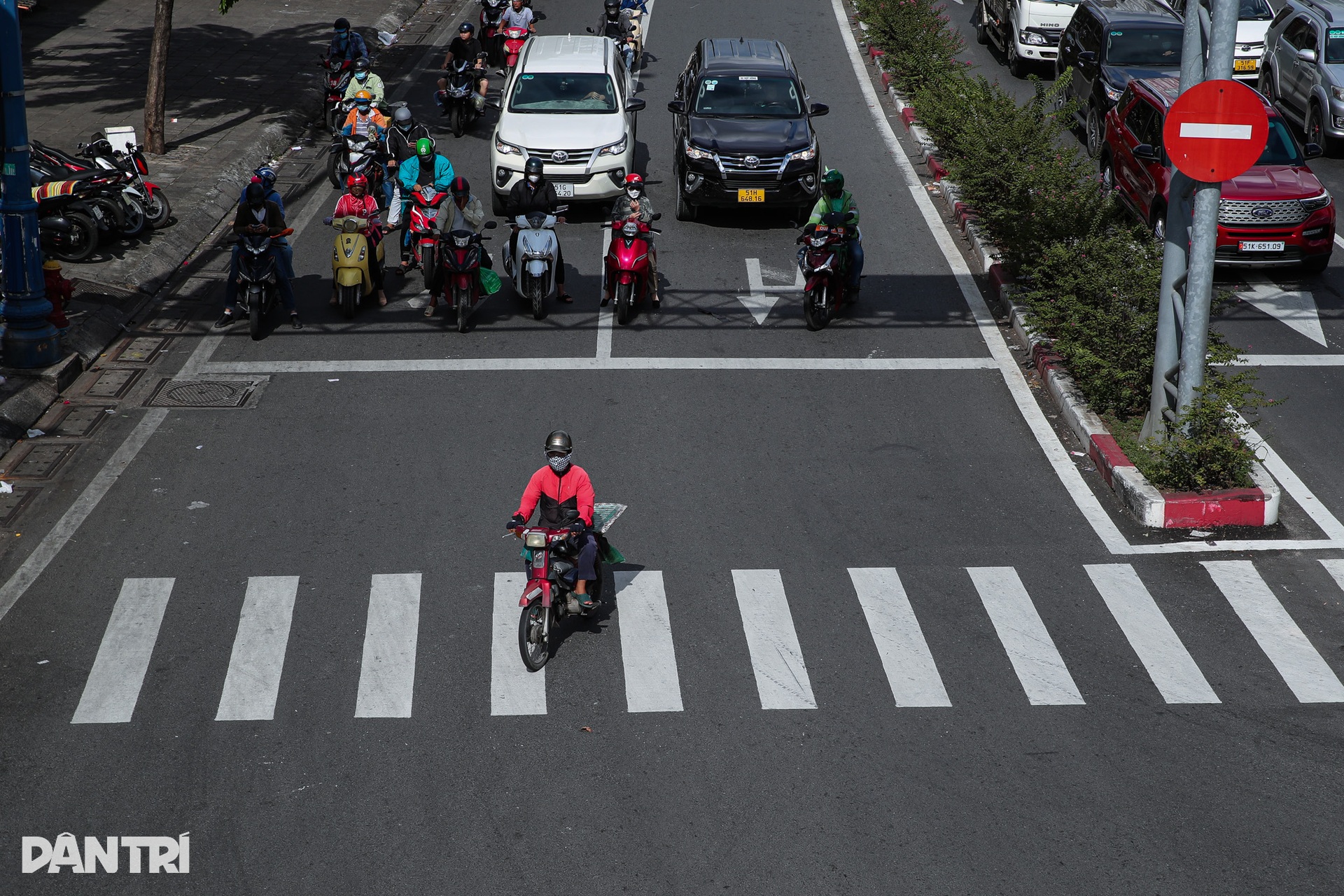 Muôn kiểu vi phạm giao thông ở TPHCM - 11 Muôn kiểu vi phạm giao thông ở TPHCM - 11