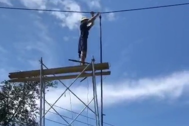 Quảng Ngãi: Người dân bắt giàn giáo, cắt dây điện 22KV đi ngang vườn