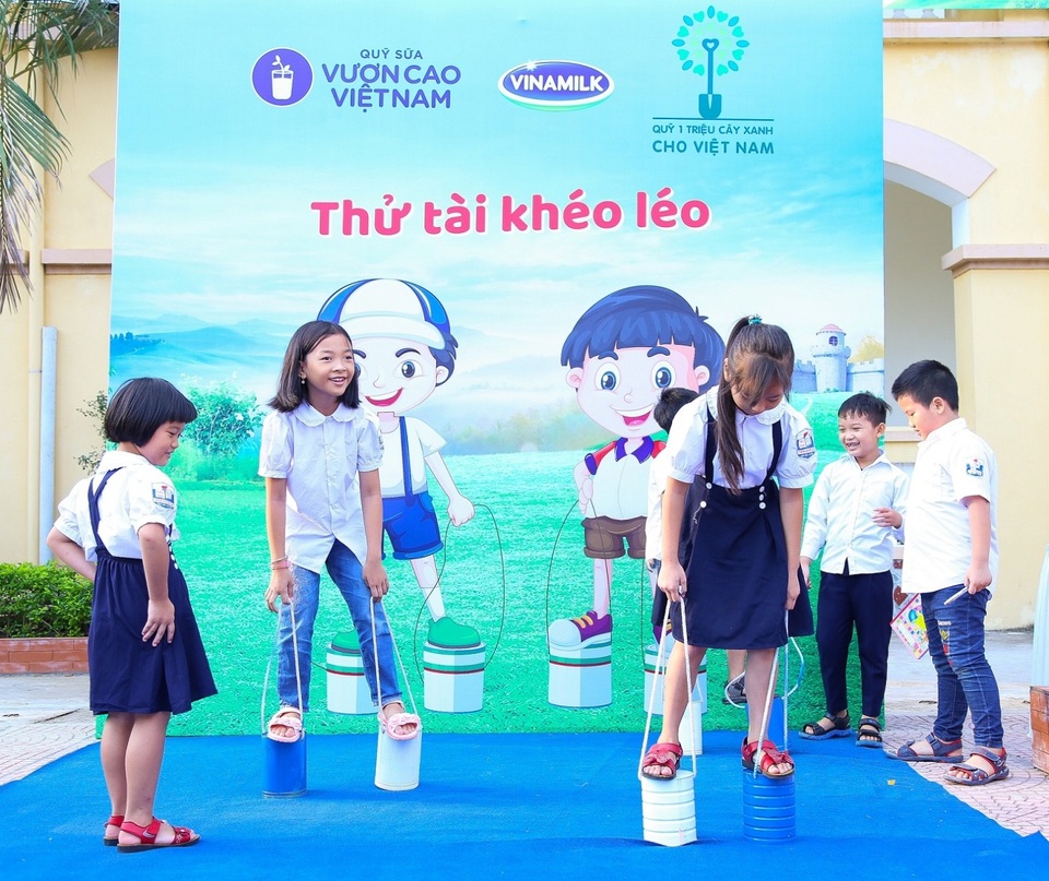 Niềm vui sẻ chia cùng trẻ em nghèo vượt khó khắp Việt Nam - 3 Niềm vui sẻ chia cùng trẻ em nghèo vượt khó khắp Việt Nam - 3