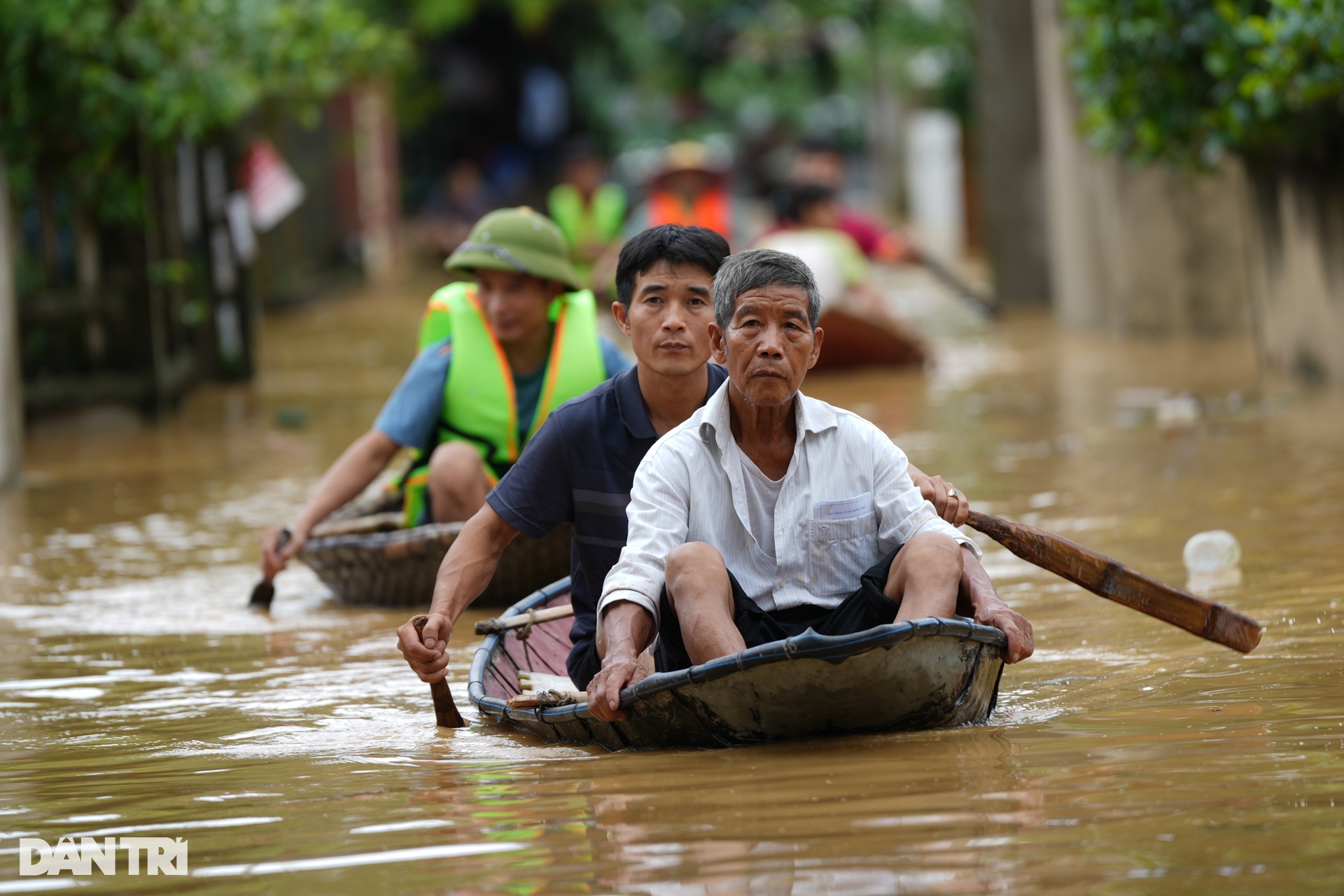 Thái Nguyên: Cố thủ giữ nhà nhưng phải kêu cứu vì nước lũ dâng cao đến cổ - 4