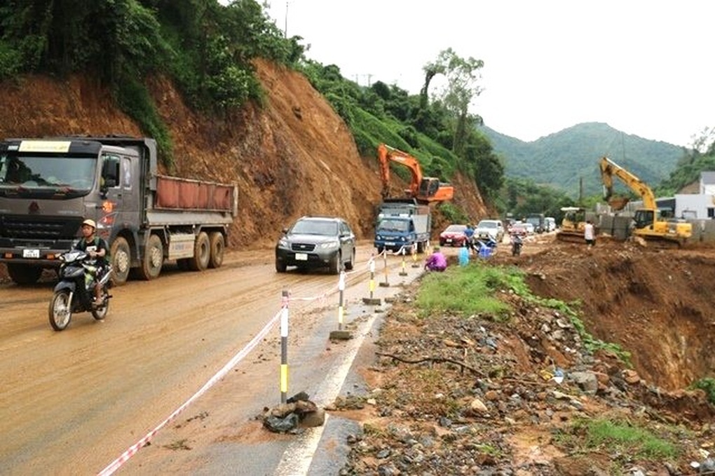 San gạt 4.000 khối đất đá thông tuyến dốc Cun tử thần - 4 San gạt 4.000 khối đất đá thông tuyến dốc Cun tử thần - 4
