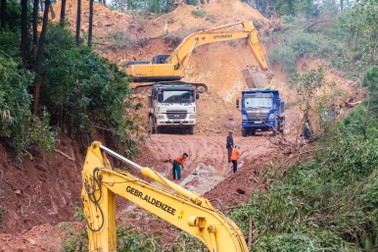 Khắc phục sự cố vách núi sạt xuống Quốc lộ 1A đoạn tránh TP.Huế