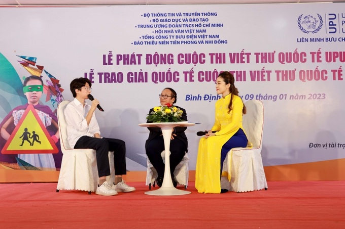 Giao lưu với Ban Giám khảo và em Nguyễn Bình Nguyên - Giải Khuyến khích quốc tế Cuộc thi Viết thư Quốc tế UPU lần thứ 51 (năm 2022) 