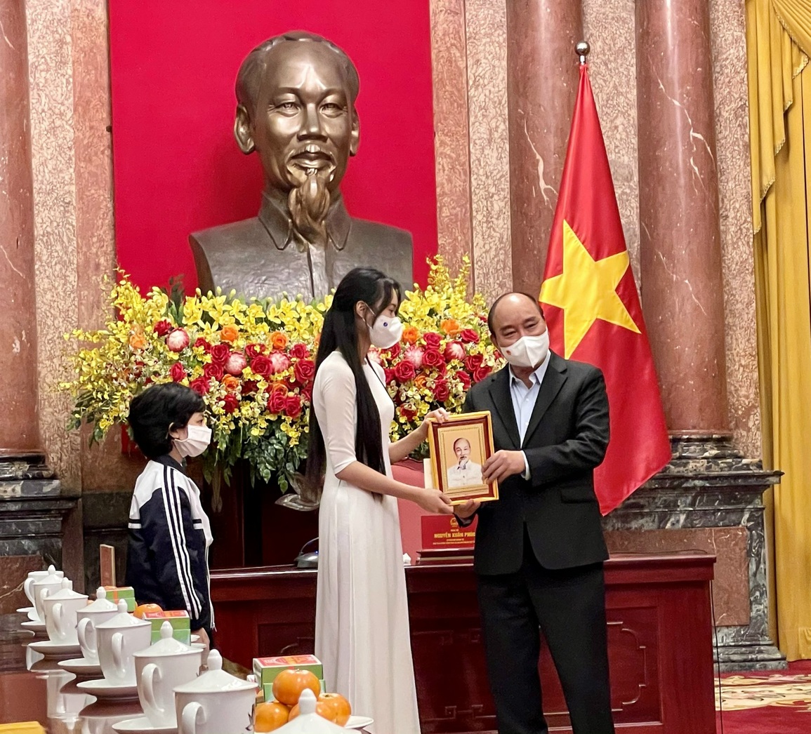 Cô bé bị bỏ rơi ở bụi tre, lớn lên từ làng SOS và ước mơ có nhiều mẹ - 4 Cô bé bị bỏ rơi ở bụi tre, lớn lên từ làng SOS và ước mơ có nhiều mẹ - 4