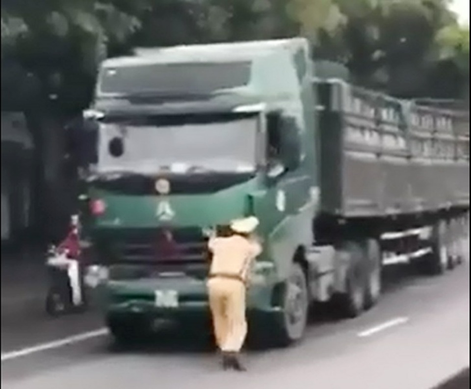 Khởi tố lái xe chở quá tải “đẩy” CSGT đi lùi trên quốc lộ 1A - 1 Khởi tố lái xe chở quá tải “đẩy” CSGT đi lùi trên quốc lộ 1A - 1