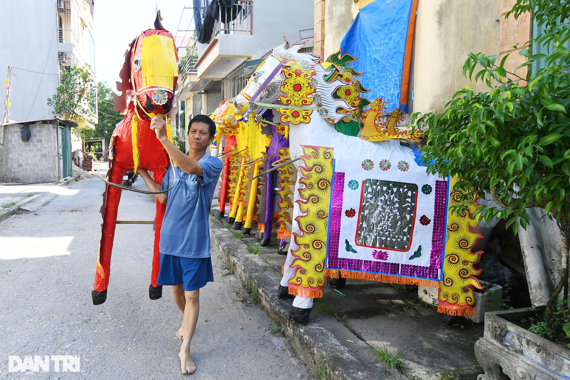Ngôi làng chuyên sản xuất ngựa giấy, đồ phục vụ cõi âm ở Hà Nội - 9 Ngôi làng chuyên sản xuất ngựa giấy, đồ phục vụ cõi âm ở Hà Nội - 9