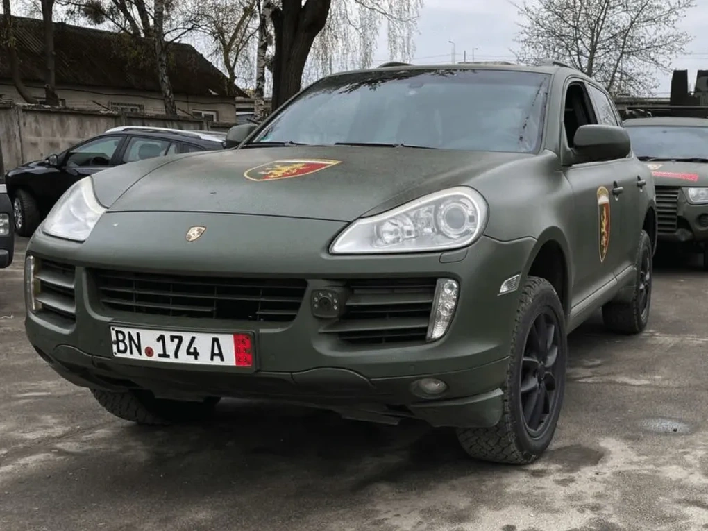 Ukraine biến siêu xe thành xe quân sự để đánh lừa quân Nga - 1 Ukraine biến siêu xe thành xe quân sự để đánh lừa quân Nga - 1
