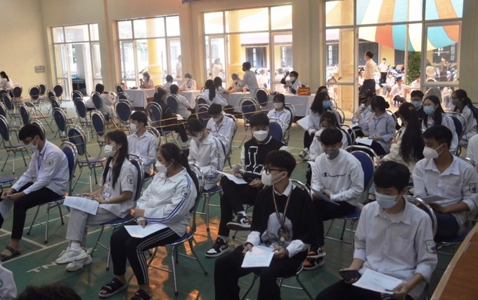 Các em học sinh chuẩn bị tiêm vắc xin phòng Covid-19. Ảnh: GDTĐ.