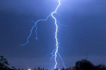 460 cú sét trong 10 phút, chuyên gia nói quy tắc tránh sét cần nhớ