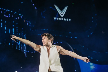 Charlie Puth trình diễn thăng hoa tại đại nhạc hội 8Wonder