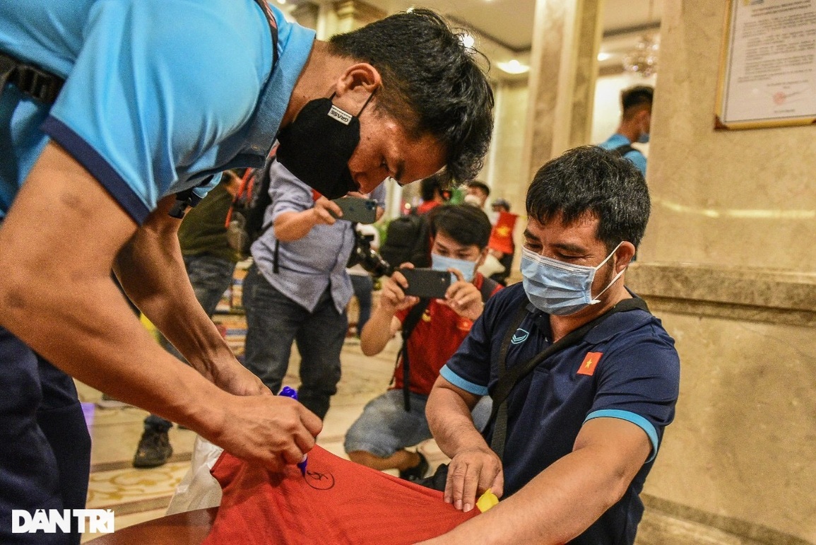 U23 Việt Nam về đến TPHCM, được mừng công ngay trong tối cùng ngày - 4 U23 Việt Nam về đến TPHCM, được mừng công ngay trong tối cùng ngày - 4