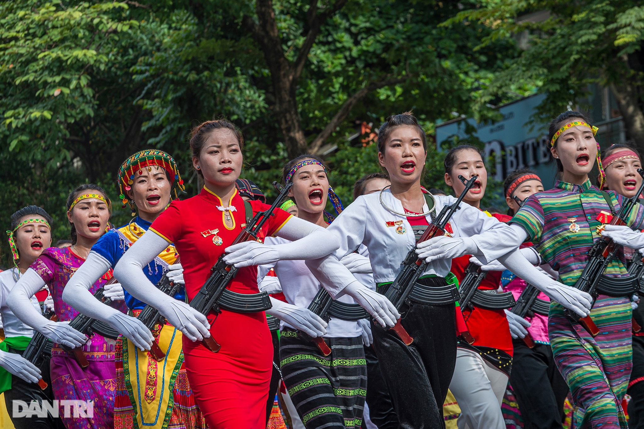 Ngắm Lễ diễu binh hùng tráng, rộn ràng đường phố Thủ đô dịp Quốc khánh 2015 - 30 Ngắm Lễ diễu binh hùng tráng, rộn ràng đường phố Thủ đô dịp Quốc khánh 2015 - 30