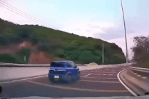 Ô tô xoay 180 độ trên đường đèo sau một cú phanh gấp