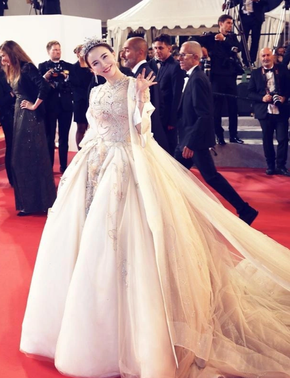 Vài phút làm lố ở Cannes, mất hàng chục ngàn USD? - 12 Vài phút làm lố ở Cannes, mất hàng chục ngàn USD? - 12