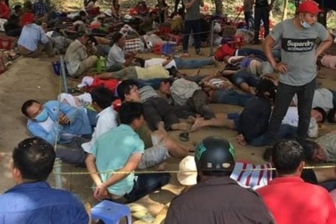 Bắt hơn 130 con bạc tại sòng bạc giáp ranh 3 tỉnh