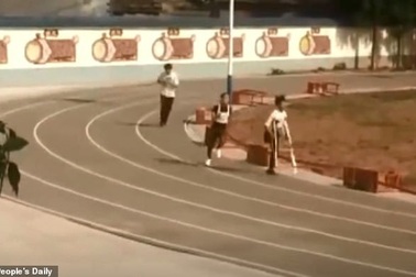 Nghị lực nam sinh khuyết tật quyết tâm hoàn thành bài thi chạy 1.000m