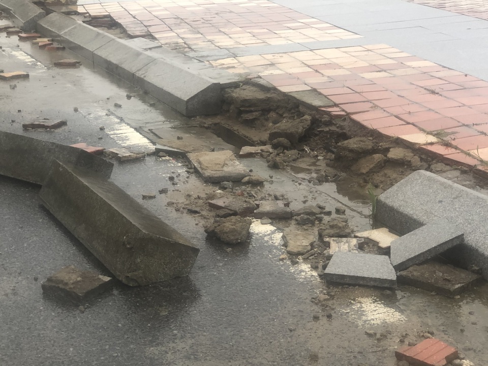 Đà Nẵng: Lần đầu có cảnh nước sông Hàn dâng cao, tràn lên đường - 11 Đà Nẵng: Lần đầu có cảnh nước sông Hàn dâng cao, tràn lên đường - 11