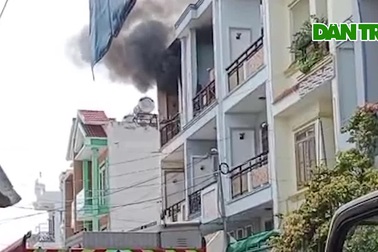 Cháy nhà trong hẻm, người dân hốt hoảng ôm heo đất tháo chạy