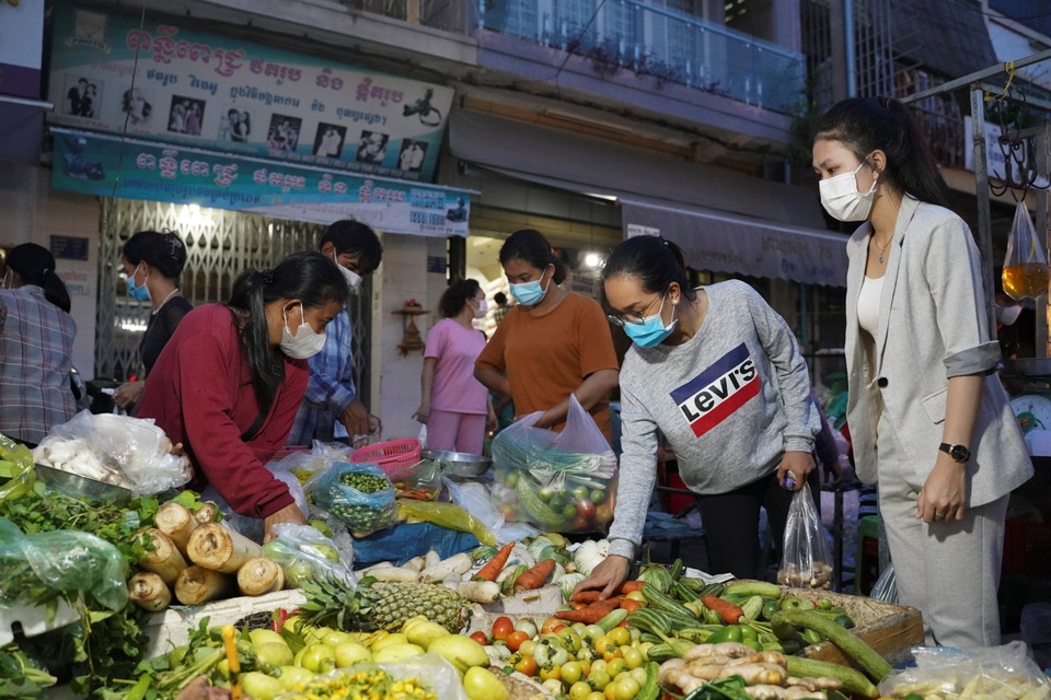 Phnom Penh bị phong tỏa, dân Campuchia càn quét siêu thị tích thực phẩm - 2 Phnom Penh bị phong tỏa, dân Campuchia càn quét siêu thị tích thực phẩm - 2