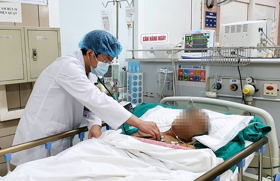 Sang nhà bạn chơi, cụ ông suýt chết vì uống nhầm tinh dầu quế - 1 Sang nhà bạn chơi, cụ ông suýt chết vì uống nhầm tinh dầu quế - 1