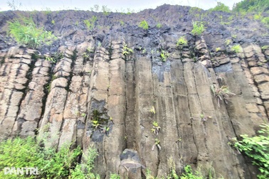 Phát lộ dãy núi đá kỳ vĩ tại Đà Nẵng giống như Ghềnh Đá Đĩa ở Đắk Lắk