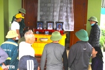 Vụ tai nạn 3 mẹ con tử vong: Ám ảnh cảnh bé 5 tuổi gào khóc bên thi thể mẹ