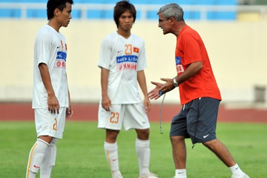 HLV Calisto mở “lớp học” tại sân 