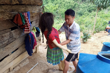 Bé gái 13 tuổi nhờ hàng xóm viết đơn tố cáo cha dượng hiếp dâm