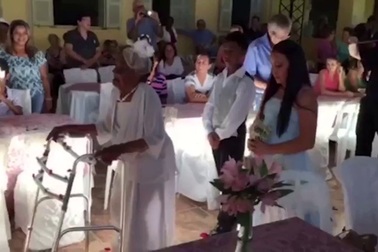 Lễ đính hôn của cụ bà 106 tuổi